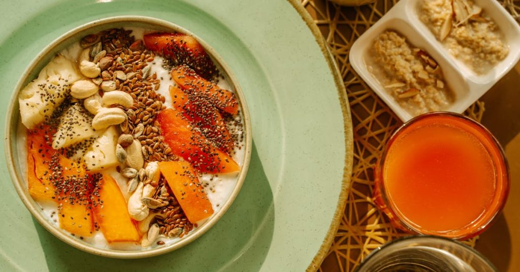 Nutriția joacă un rol esențial în menținerea sănătății fizice și mentale A vibrant breakfast bowl with yogurt, fruits, and seeds, perfect for a healthy morning start.